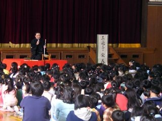 おすすめ人気講師・三遊亭楽春の学校教育関係での落語会・講演会の風景