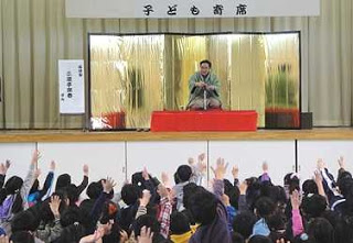 人気講演会講師・三遊亭楽春の学校や教育関係でのおすすめ人気講演会・落語会の風景