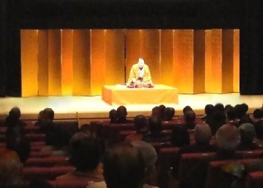 講演会の人気講師・三遊亭楽春の高齢者福祉大会での笑いと健康の講演会の風景