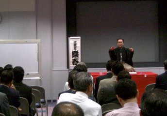 人気講演会講師・三遊亭楽春のカスタマーサービス講演会風景