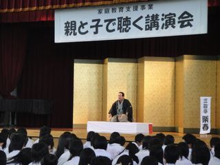 三遊亭楽春の学校で落語講演会の風景