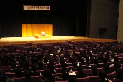 人気講演会講師・三遊亭楽春の「職場の活性化、笑いに学ぶコミュニケーション＆メンタルヘルス講演会」の風景