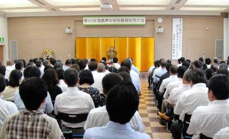 人気講演会講師・三遊亭楽春の教育研究会での講演会の風景