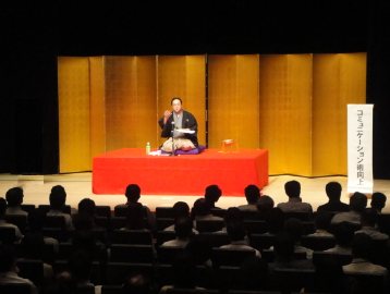 人気講演会講師・三遊亭楽春のコミュニケーション講演会の風景