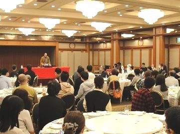 社会福祉法人での三遊亭楽春の笑いと健康の講演会の風景